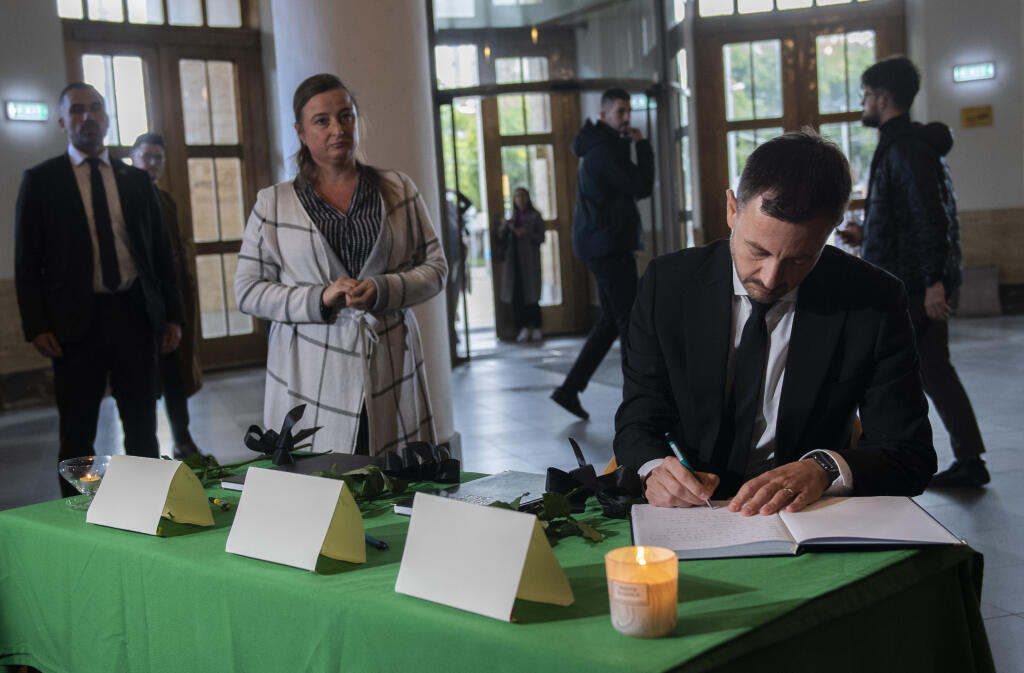 Na snímke vpravo predseda vlády SR Eduard Heger (OĽaNO) sa zapísal do kondolenčných kníh na pamiatku obetí nedeľnej tragickej dopravnej nehody v aule Univerzity Komenského v Bratislave v pondelok 3. októbra 2022. Nehoda si vyžiadala piatich mŕtvych a päť zranených. FOTO TASR - Martin Baumann