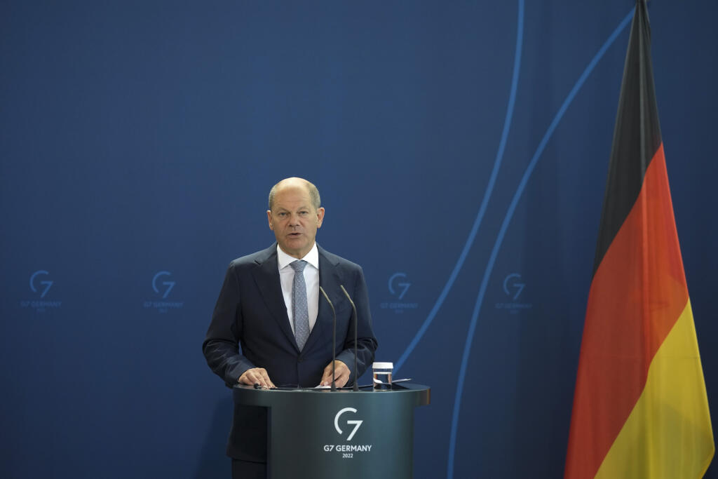 PK 6 Berlín - Na snímke nemecký kancelár Olaf Scholz odpovedá na otázky novinárov počas tlačovej konferencie so slovinským premiérom Robertom Golobom v Berlíne v utorok 12. júla 2022. FOTO TASR/AP

German Chancellor Olaf Scholz briefs the media after a meeting with the Prime Minister of Slovenia Robert Golob at the chancellery in Berlin, Germany, Tuesday, July 12, 2022. (AP Photo/Markus Schreiber)