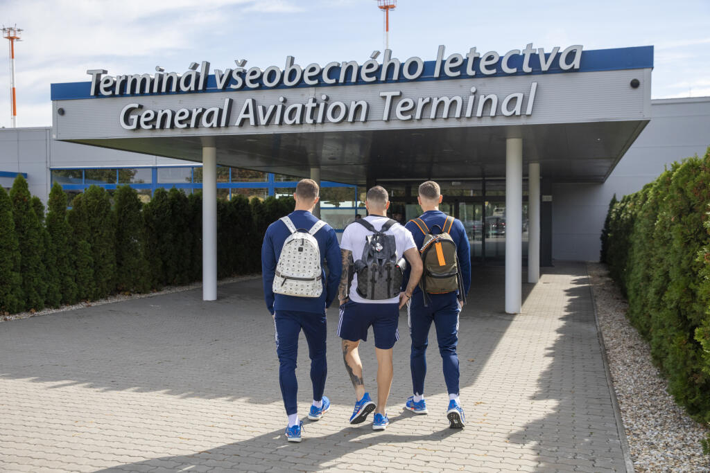 Po výmene takmer celého vedenia klubu mnohí očakávali, že novici v štruktúrach Slovana Bratislava ako Róbert Vittek či Róbert Tomaschek dorazia na letisko s hráčmi. To sa však nestalo.