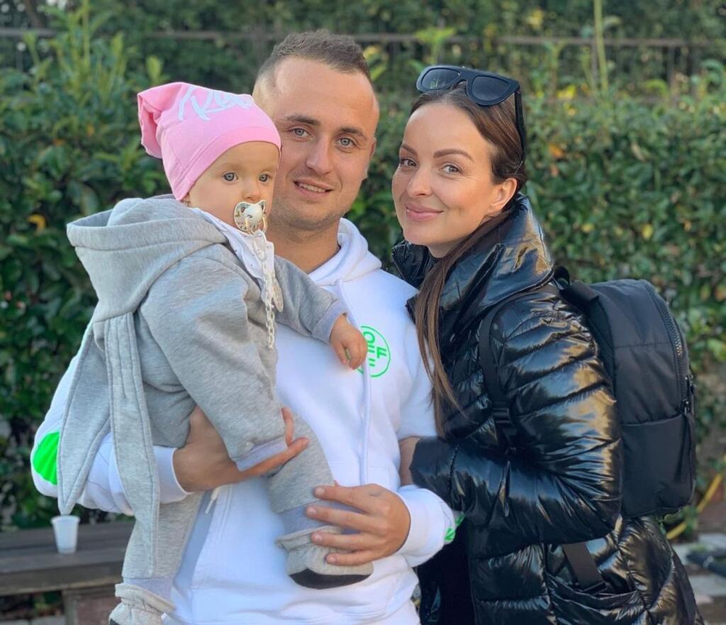 Stanislav Lobotka a Daniela Nízlová s dcérkou