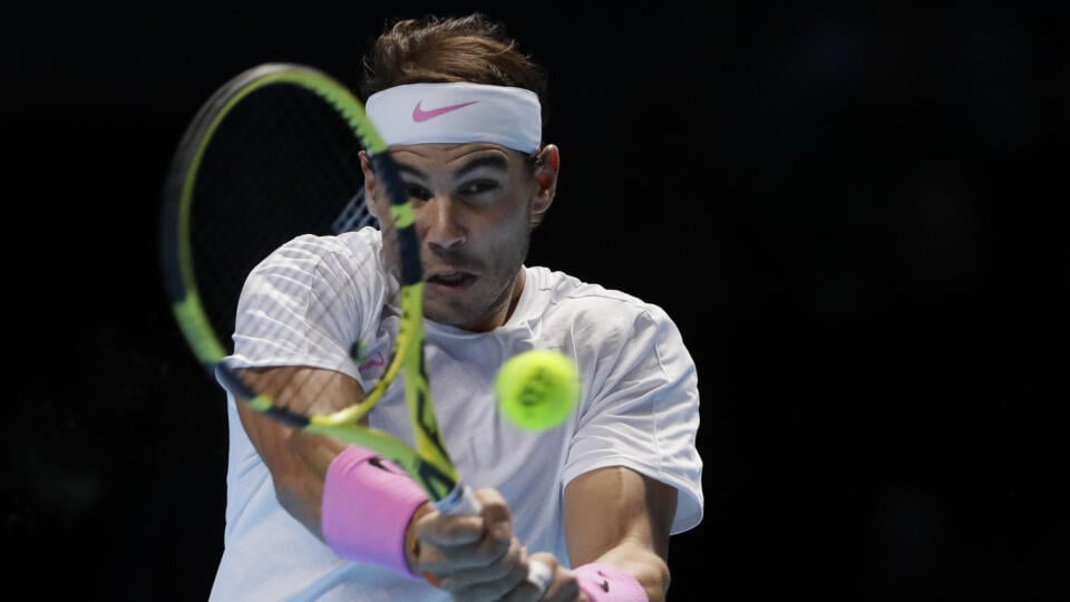 Španielsky tenista Rafael Nadal zvíťazil vo svojom druhom zápase na turnaji majstrov v Londýne, keď v stredu v skupine Andre Agassiho zdolal Daniila Medvedeva z Ruska v troch setoch 6:7 (3), 6:3 a 7:6 (4).