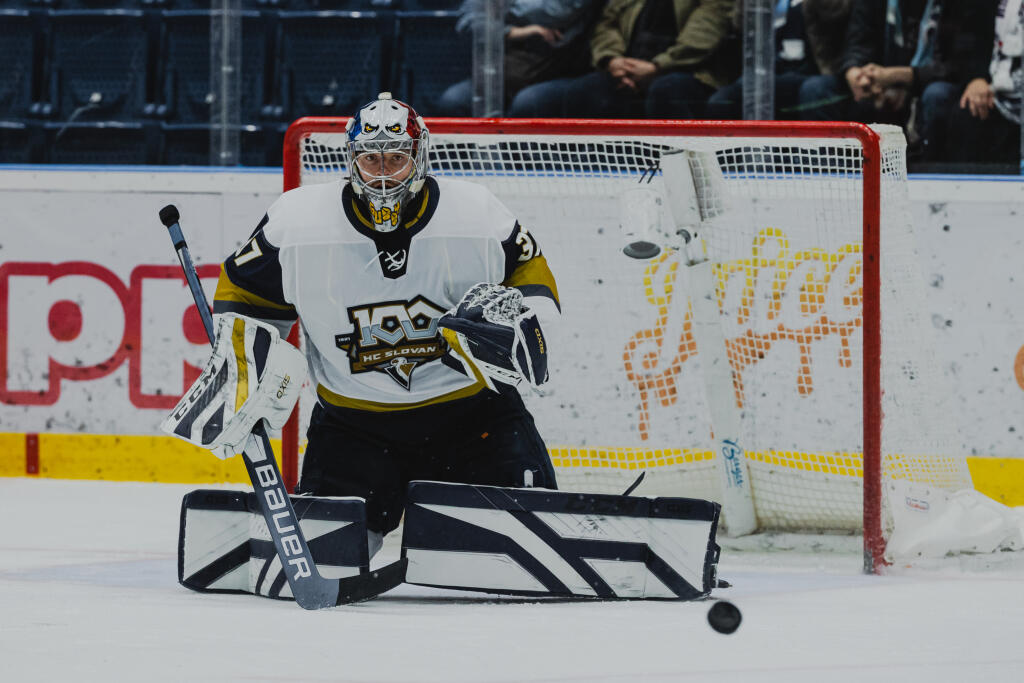 Na snímke Kristers Gudlevskis (Slovan) počas zápasu 1.kola Tipos Extraligy 2021/2022 medzi HC Slovan Bratislava a HK Dukla Trenčín.
