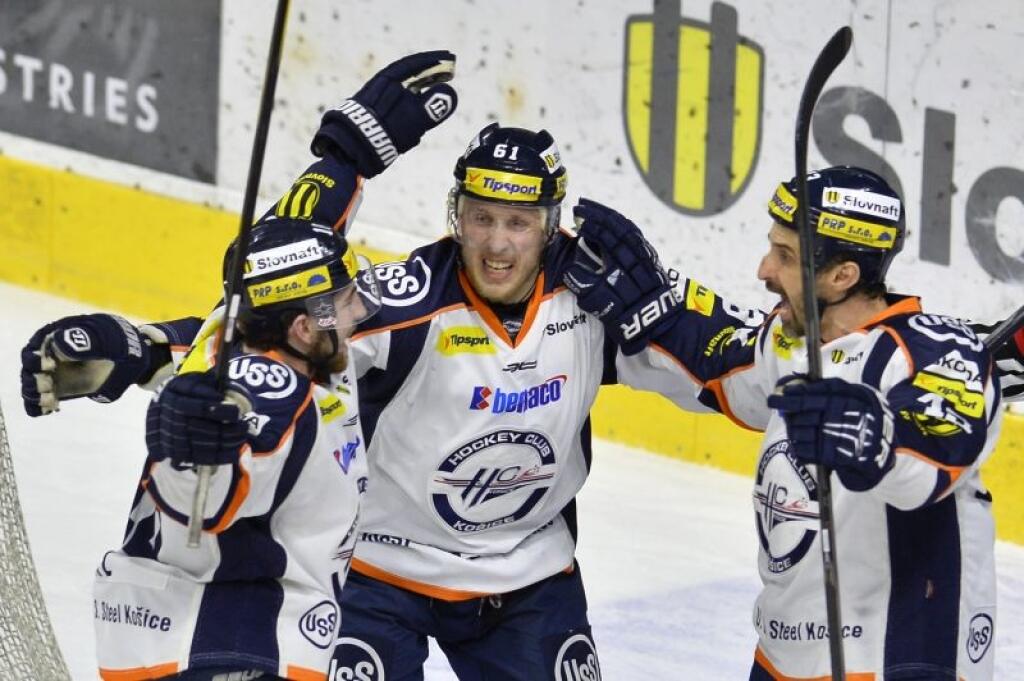 Marek Bartánus (uprostred) obliekal dres HC Košice už v minulosti.