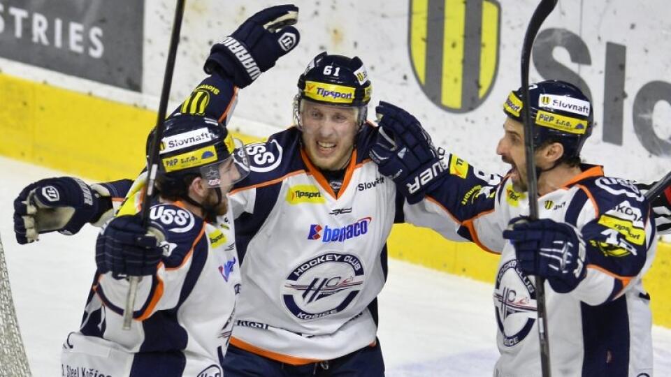 Marek Bartánus (uprostred) obliekal dres HC Košice už v minulosti.