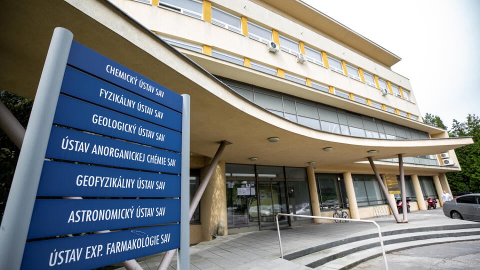 Areál Slovenskej akadémie vied v Bratislave. Na snímke Fyzikálny ústav SAV.