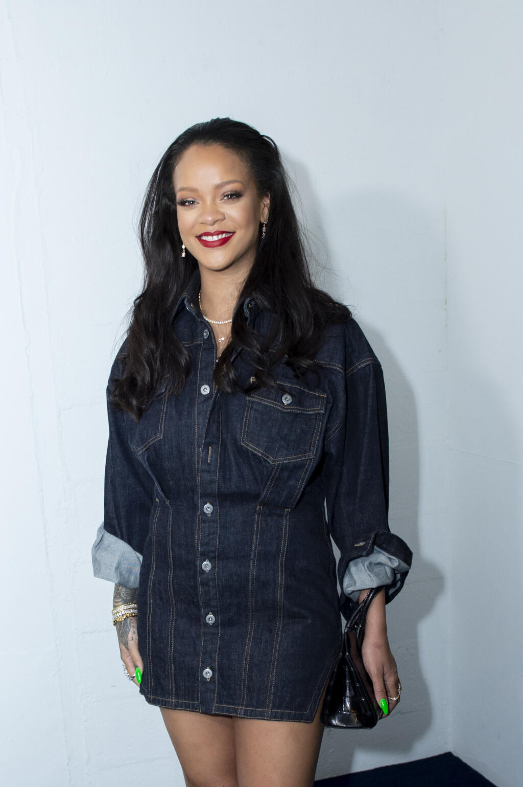 Rihanna (32)
Detstvo barbadoskej speváčky poznačila otcova drogová závislosť. V puberte bola armádnou kadetkou a aj keď plánovala zmaturovať, v 16-tich podpísala zmluvu s hudobným vydavateľstvom a vykročila na svetové pódiá. Dnes okrem hudobnej kariéry vlastní aj luxusnú módnu a kozmetickú značku.