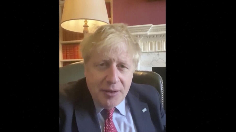 WA 3 Londýn - Britský premiér Boris Johnson prostredníctvom videa na Twitteri oznamuje, že ho testovali pozitívne na prítomnosť nového koronavírusu. Má mierne príznaky ochorenia, informovala v piatok 27. marca 2020 televízna stanica Sky News. V Británii zatiaľ potvrdili 11.658 prípadov nákazy koronavírusom SARS-CoV-2, pričom ochoreniu COVID-19 spôsobenému týmto koronavírusom podľahlo 578 ľudí, dodala agentúra AFP. FOTO TASR/AP


In this image taken from video of the TWITTER/@BorisJohnson, Britai