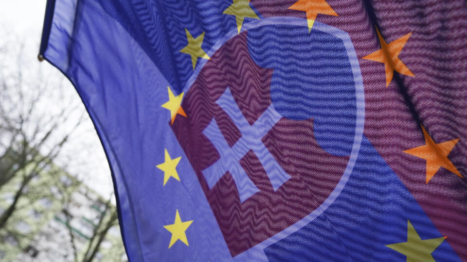 Na snímke vlajka Slovenskej republiky a vlajka Európskej únie v Dunajskej Strede 4. februára 2020. FOTO TASR - Martin Baumann