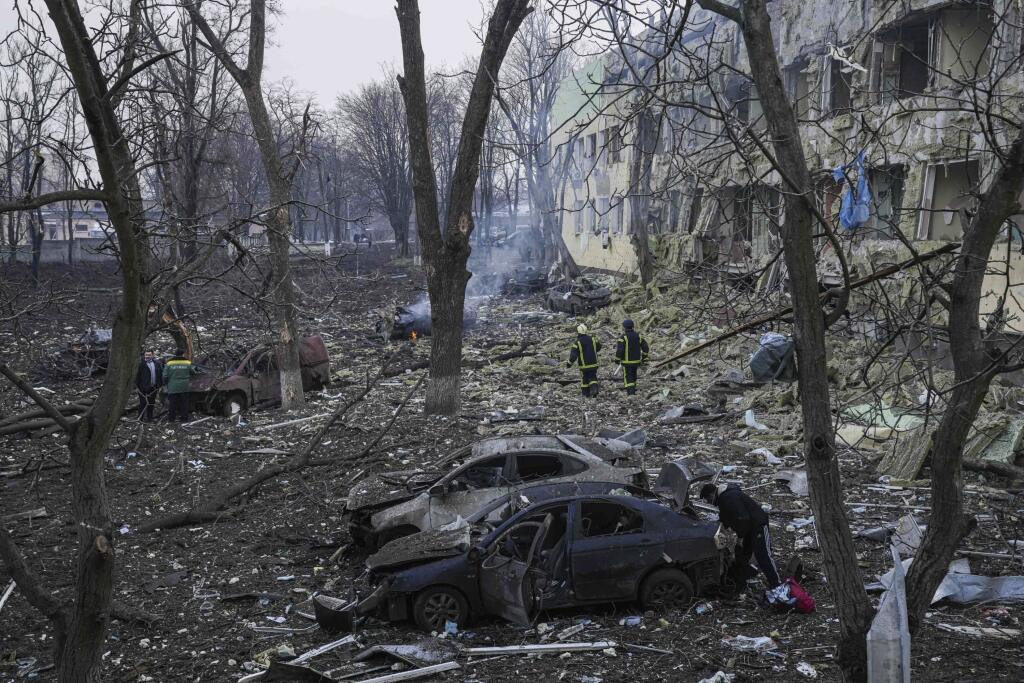 KK34 Mariupol - Na snímke budova detskej nemocnice po ostreľovaní v Mariupole počas štrnásteho dňa ruskej invázie na Ukrajine v stredu 9. marca 2022. Ruská armáda pri stredajšom ostreľovaní ukrajinského mesta Mariupol zasiahla a zničila detskú nemocnicu a pôrodnicu, tvrdia miestni činitelia aj ukrajinský prezident Volodymyr Zelenskyj. TASR túto informáciu prevzala zo stanice Sky News. FOTO TASR/AP  

Ukrainian emergency employees work at the side of the damaged by shelling maternity hospital in 
