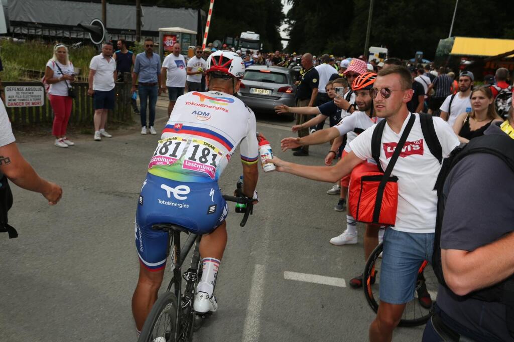Na cyklistov čakalo jedenásť úsekov s kockami, ktoré ich v 5. etape poriadne vyčerpali a preverili. Sagan navyše zažil tvrdý pád, ktorý mu na pohode nepridal. Do cieľa prišiel poriadne zafúľaný.