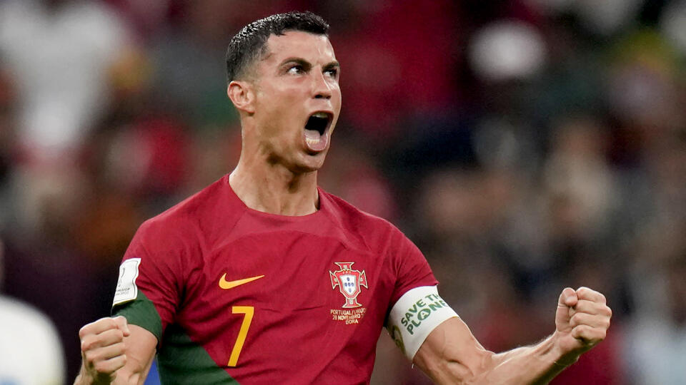 WA 8 archív Lúsajl - Na archívnej snímke z 28. novembra 2022 kapitán Portugalska Cristiano Ronaldo sa teší po strelení gólu v zápase základnej H-skupiny Portugalsko - Uruguaj na MS vo futbale katarskom meste Lúsajl. Ronaldo a jeho manželka Georgina Rodriguezová hľadajú komorníka do svojej vily v Portugalsku. Podľa talianskeho periodika Corriere della Sera manželia hľadajú okrem komorníka, ktorého mzda bude 6 tisíc eur mesačne, aj upratovačky. Uchádzači budú pracovať vo vile v Cascais na pobreží