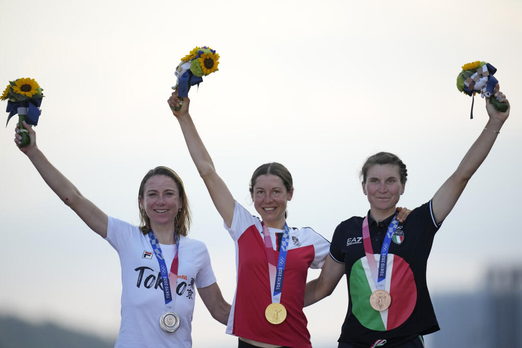 Kiesenhoferová (uprostred) získala nečakané zlato. Strieborná Holanďanka Annemiek van Vleutenová (vľavo) o svojej súperke ani netušila a cieľ preťala s rukami nad hlavou mysliac, že vyhrala preteky.