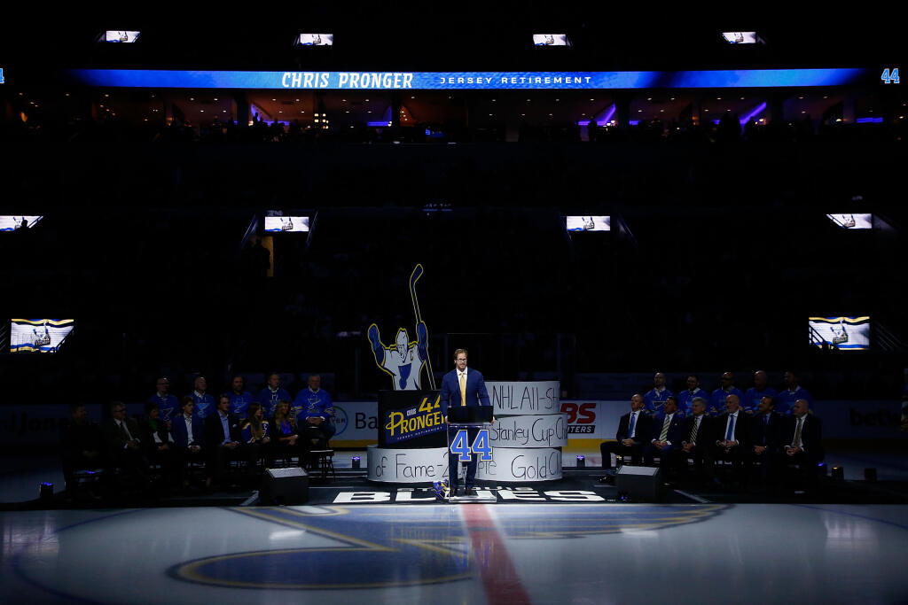 Pred domácim zápasom NHL s Nashvillom Predators vyvesili pod strop Enterprise Center jeho dres s číslom 44.