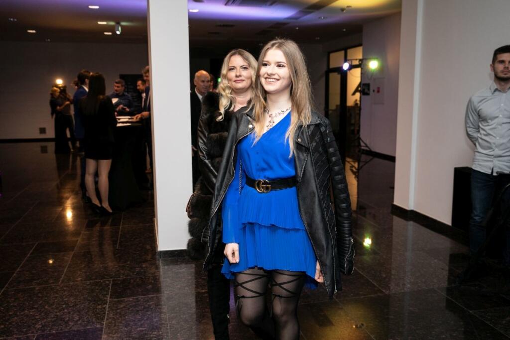 Viktoria prišla v sprievode svojho otca Martina Ševelu a mamy Lucie.