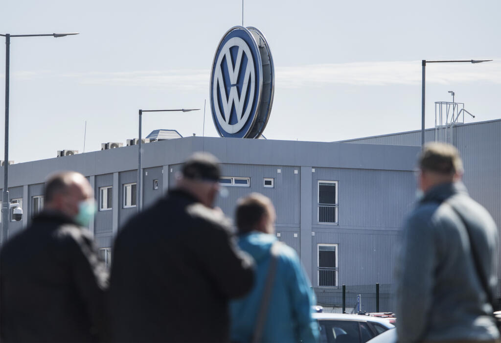 Na snímke zamestnanci automobilky Volkswagen Slovakia a.s. odchádzajú z práce po obnovení výroby v Bratislave 20. apríla 2020. Bratislavský Volkswagen od pondelka po niekoľkotýždňovej prestávke čiastočne obnovil výrobu automobilov. Bratislavský závod rozbehol v jednozmennej prevádzke za prísnych opatrení jeden zo segmentov vyrábajúcich SUV vozidlá. Firma prerušila výrobu 17. marca 2020 pre aktuálnu krízovú situáciu v súvislosti s novým koronavírusom. Automobilka sa rozhodla prerušiť výrobu aj z 