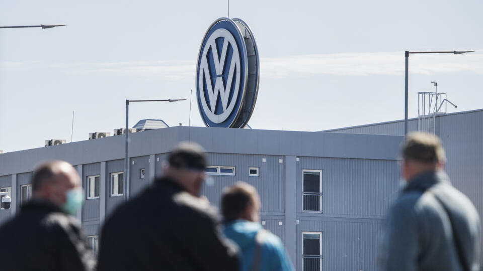 Na snímke zamestnanci automobilky Volkswagen Slovakia a.s. odchádzajú z práce po obnovení výroby v Bratislave 20. apríla 2020. Bratislavský Volkswagen od pondelka po niekoľkotýždňovej prestávke čiastočne obnovil výrobu automobilov. Bratislavský závod rozbehol v jednozmennej prevádzke za prísnych opatrení jeden zo segmentov vyrábajúcich SUV vozidlá. Firma prerušila výrobu 17. marca 2020 pre aktuálnu krízovú situáciu v súvislosti s novým koronavírusom. Automobilka sa rozhodla prerušiť výrobu aj z