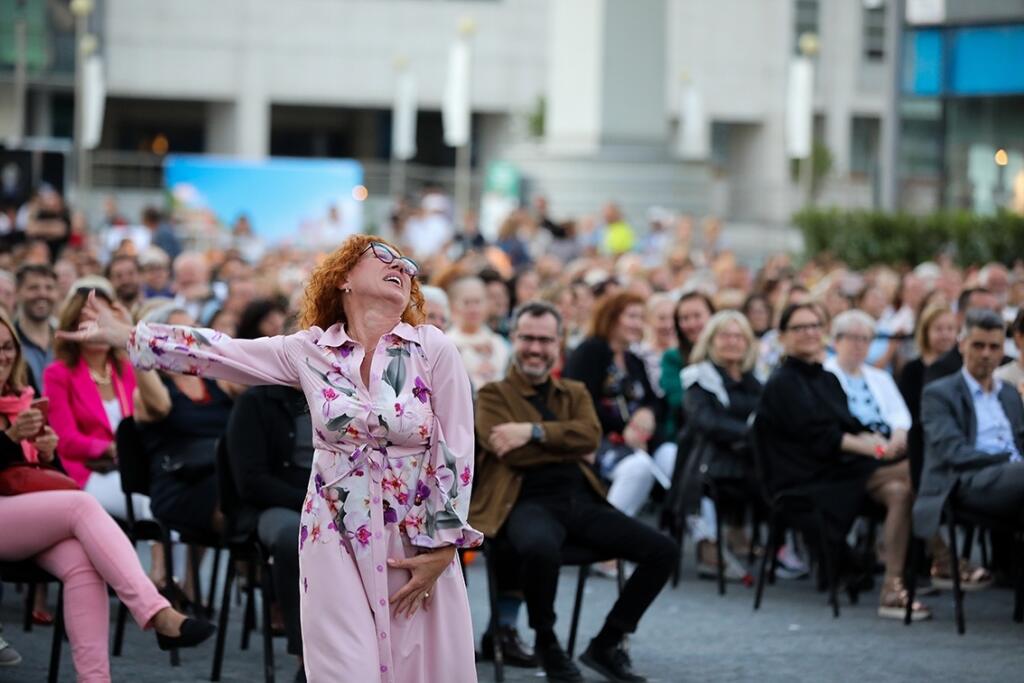 Gabika Dzuríková si vonku aj zatancovala.