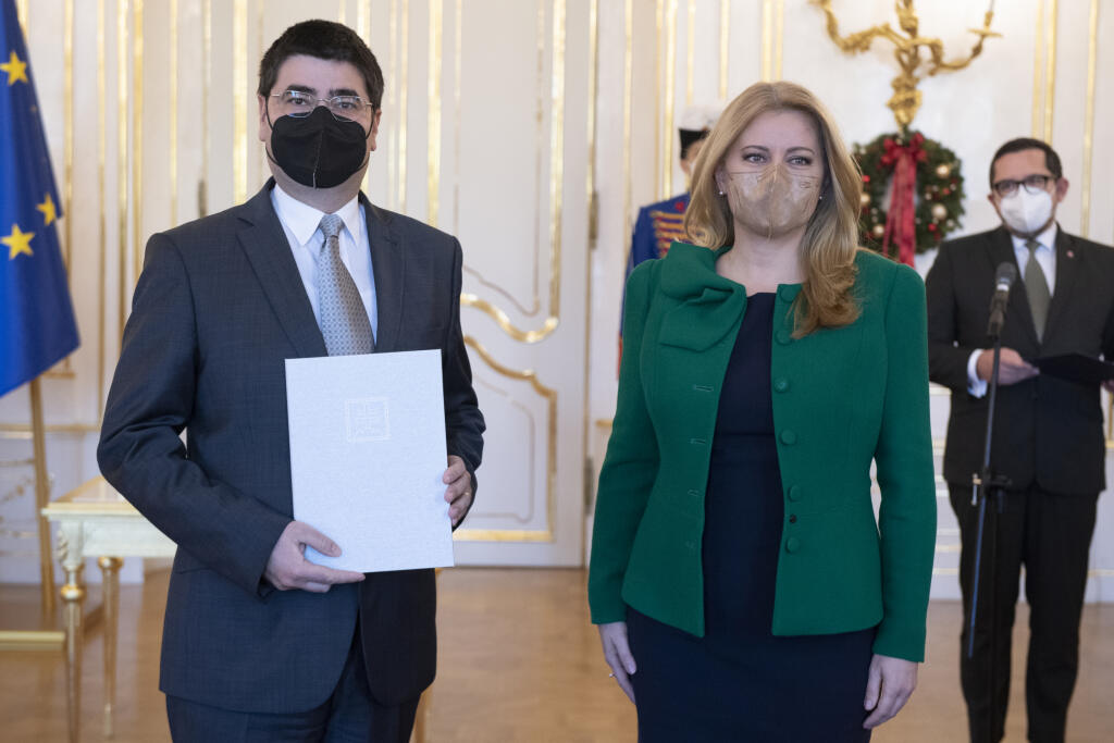 Na snímke vpravo prezidentka SR Zuzana Čaputová a vľavo sudca Milan Cisárik počas vymenovania sudcov do všeobecných súdov bez časového obmedzenia 7. decembra 2021 v Bratislave. FOTO TASR - Pavel Neubauer
