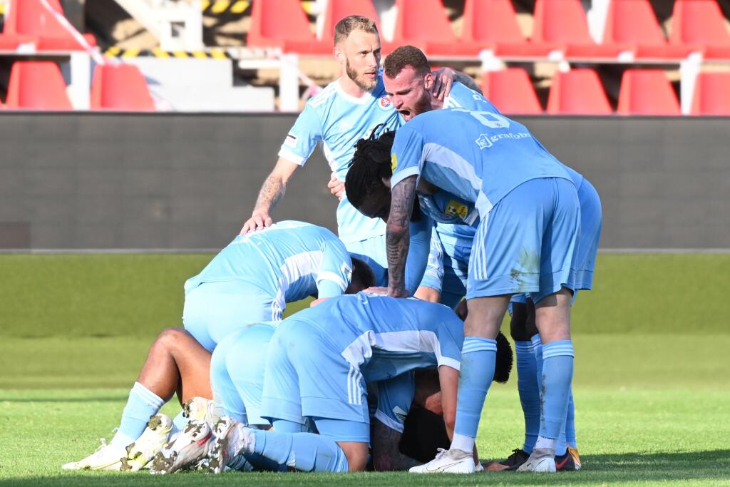 Na snímke radosť hráčov Slovana po strelení gólu počas zápasu 9. kola nadstavbovej časti Fortuna ligy skupiny o titul medzi FC ViOn Zlaté Moravce - ŠK Slovan Bratislava v sobotu 15. mája 2021 v Zlatých Moravciach. FOTO TASR - Lukáš Grinaj