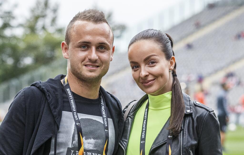 Stanislav Lobotka s tehotnou priateľkou Danielou Nízlovou.