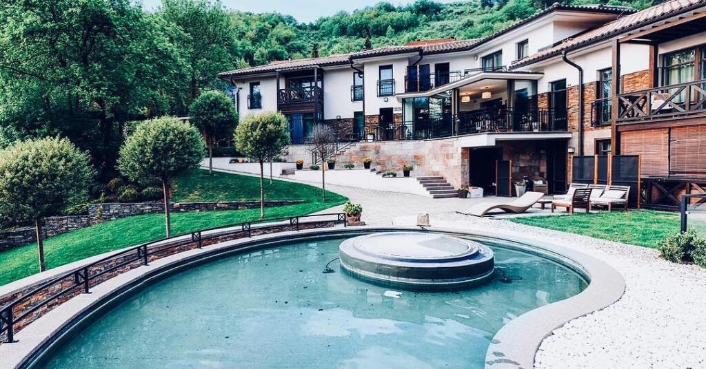 V nádhernom prostredí pod lesom sa môžete nechať rozmaznávať vo vyhrievanej jacuzzi, alebo si len tak užívať masáž tela vodnými tryskami.