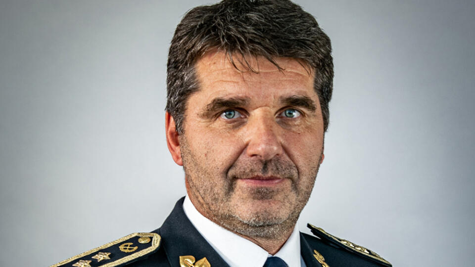 Praha 3. januára (TASR) - Český policajný prezident Jan Švejdar odíde na konci marca zo svojej funkcie. Po spoločnom rokovaní to v pondelok oznámil minister vnútra ČR Vít Rakušan. Švejdar svoj zámer oznámil už v decembri. Podľa vlastných slov pochopil, že nová vláda chce na tejto pozícii zmenu.