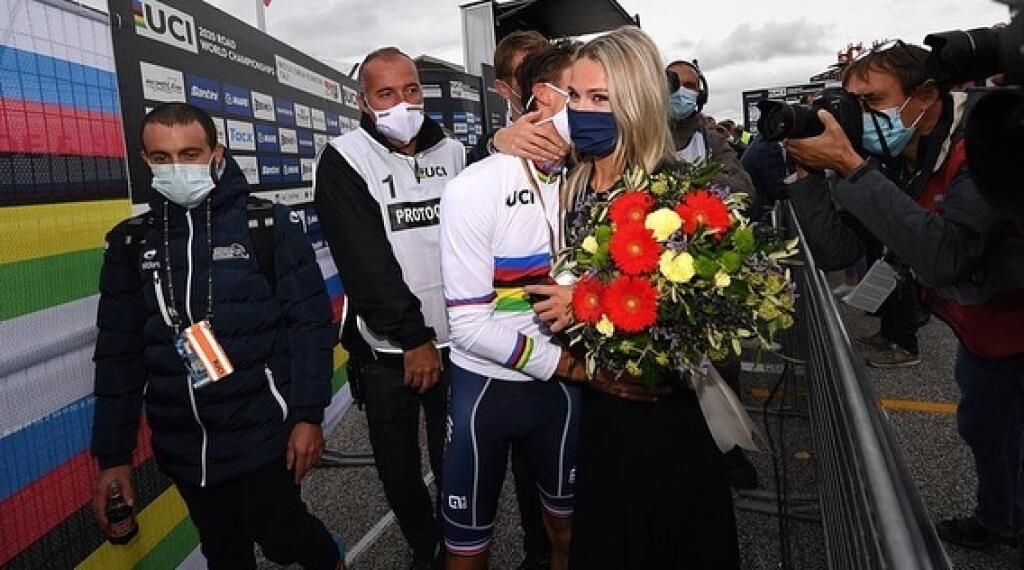 Julian Alaphilippe a Marion Rousseová tvoria pár už takmer dva roky, pričom plodom ich lásky je vysnívaný synček Nino, ktorý sa narodil v júni tohto roku.