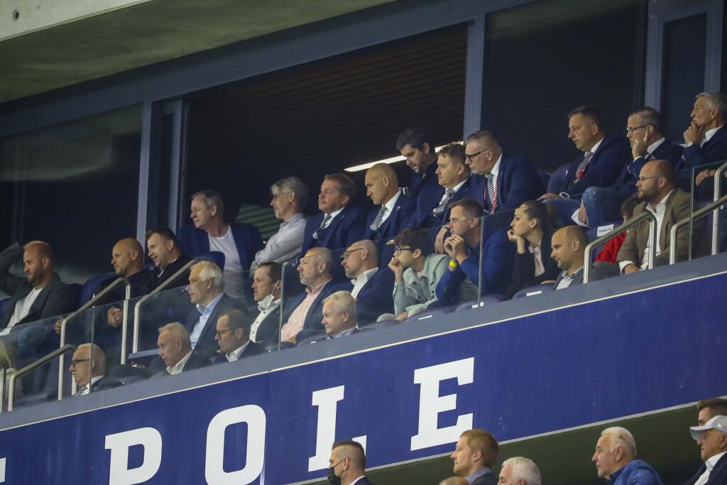 Vo VIP priestoroch štadióna Tehelné pole si užili víťazstvo „Sokolov“ 2:0 minister obrany Jaroslav Naď, minister hospodárstva Richard Sulík či poslanec Oľano Gábor Grendel.