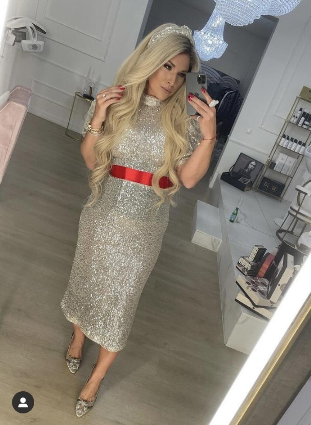 Cibulková má rada extravagantné outfity, v ktorých sa objavuje na rôznych spoločenských akciách.