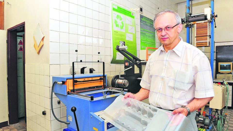 Profesor Pavel Alexy ukazuje unikátny bioplast. Vyrobili ho z oleja. ktorý je nebezpečným odpadom.