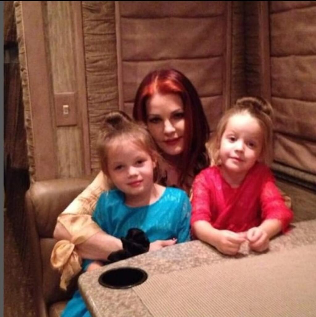 Vivienne Ann a Finley Aaron Love Lockwoodové s babkou Priscillou.