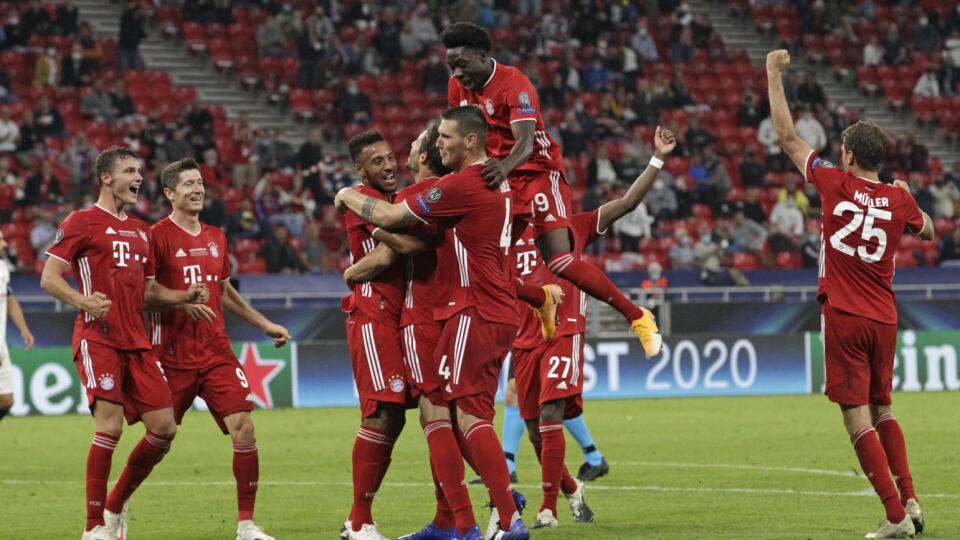 EBE 44 Budapešť - Na snímke uprostred španielsky stredopoliar Bayernu Javi Martínez oslavuje svoj gól a druhý mužstva v zápase o Superpohár UEFA vo futbale Bayern Mníchov - FC Sevilla v Budapešti 24. septembra 2020. FOTO TASR/AP
Bayern's Javi Martinez, center, celebrates with teammates after scoring his side's second goal during the UEFA Super Cup soccer match between Bayern Munich and Sevilla at the Puskas Arena in Budapest, Hungary, Thursday, Sept. 24, 2020. (Bernadett Szabo/Pool via AP)