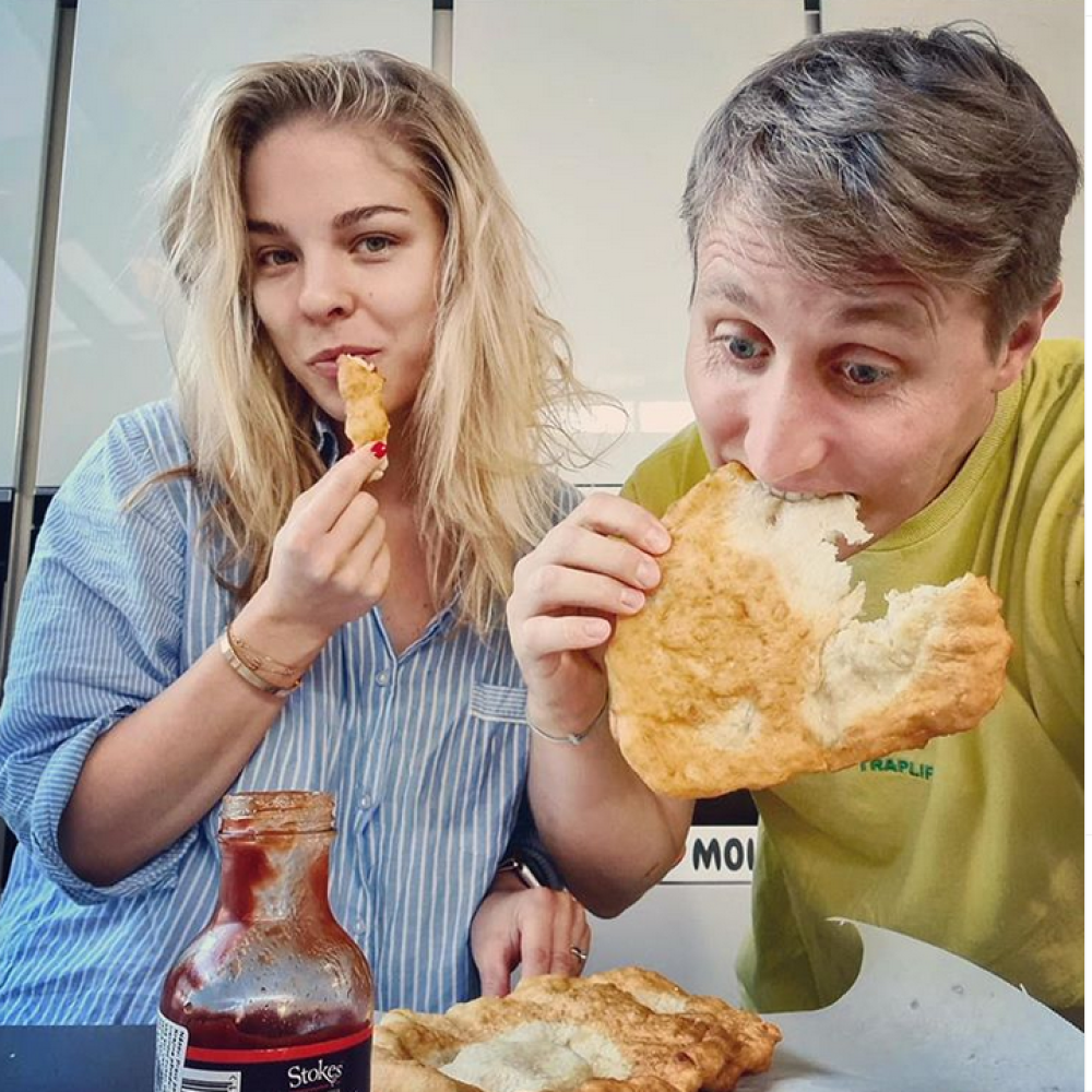 „klope naša suseda @hana.stanczova a podá Maťovi domáce kváskové langoše! Životospráva dnes v ...ďalekých krajinách, ale chuťové bunky v nebíčku. Úžasné, ako Vám malá milota od iných vie urobiť dobrú náladu ešte strapatej v pyžame. Teda, langoše nerobím, a kváskové už vôbec, takže ono to asi nebola úplne drobnosť šípim...a o to sme vdačnejší! Po tomto týždni ma to dojalo ešte o kúsok viac. Urobte dnes aj Vy niekomu krajšiu nedeľu, je to nákazlivé!