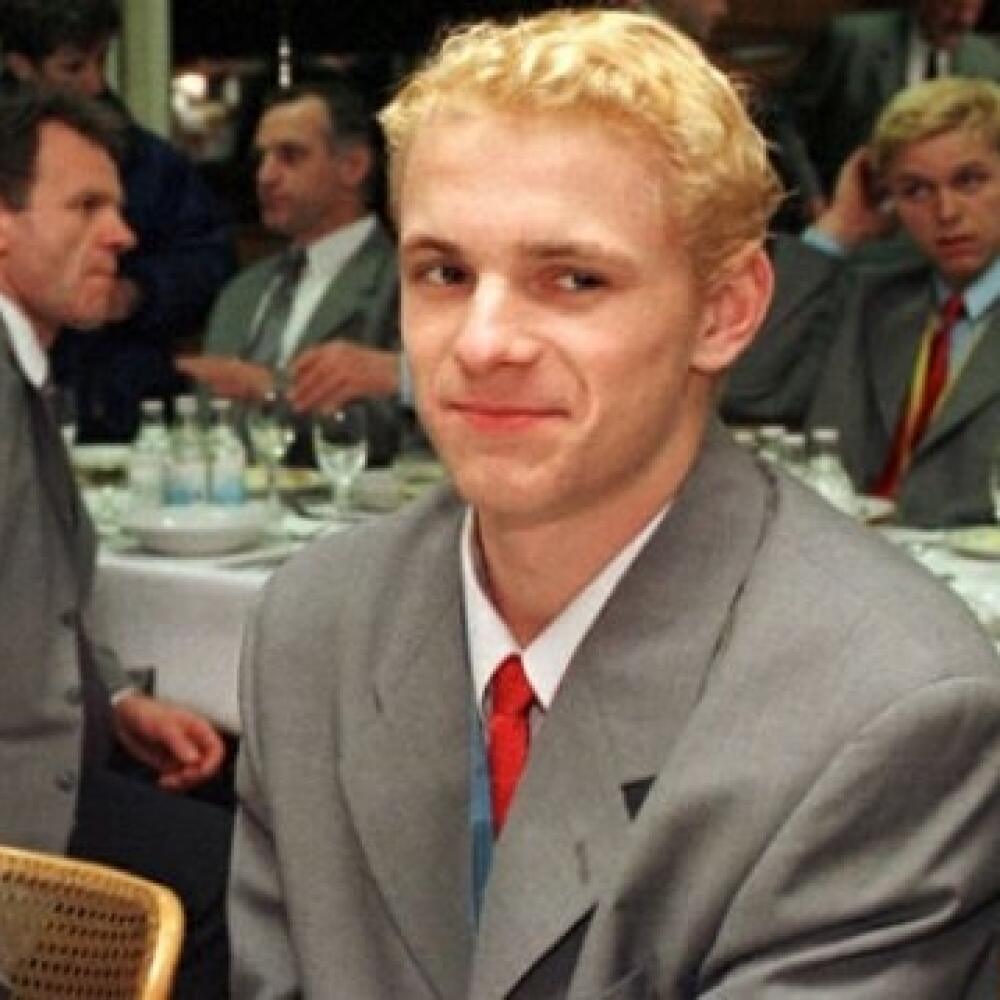 Mladí slovenskí hokejoví reprezentanti sa spolu s realizačným tímom 7. januára 1999 cez Viedeň do Bratislavy vrátili z MS do 20 rokov v Kanade, kde dosiahli dovtedy najväčší úspech slovenského hokeja, keď získali bronzové medaily. Na snímke brankár Ján Lašák (vľavo) a útočník Marián Gáborík.