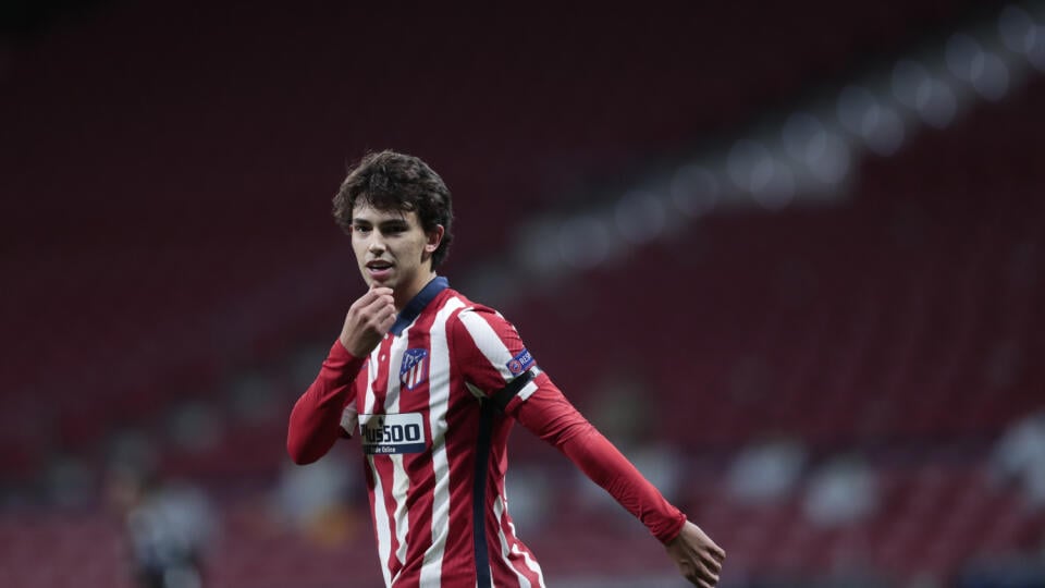 Na snímke hráč Atletica Joao Felix oslavuje gól v zápase