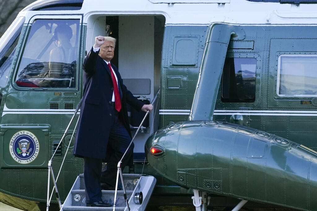 KK49 Washington - Odchádzajúci americký prezident Donald Trump máva z vrtuľníka Marine One počas odchodu z Bieleho domu 20. januára 2021 vo Washingtone. Donald Trump je na ceste do svojho sídla Mar-a-Lago na Floride. FOTO TASR/AP
President Donald Trump gestures as he boards Marine One on the South Lawn of the White House, Wednesday, Jan. 20, 2021, in Washington. Trump is en route to his Mar-a-Lago Florida Resort. (AP Photo/Alex Brandon)