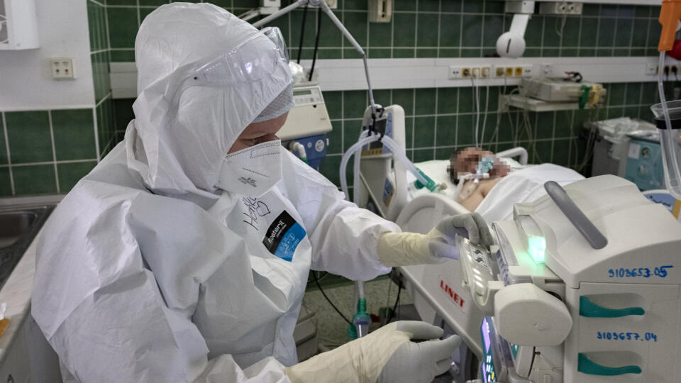 Situácia na anesteziologicko-resuscitačnom oddelení nemocnice svätého Cyrila a Metoda v Bratislave si vyžiadala zriadenie špeciálnej sekcie, kde sa nepretržite starajú o pacientov nakazených koronavírusom Covid - 19.
