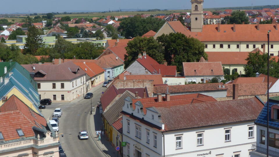 Na snímke pohľad z Farského kostola sv. Michala Archanjela  na Kráľovskú ulicu v Skalici, ktorý je jednou z 12 pamiatok, ktoré môžu navštíviť návštevníci na turistický pas mesta, 15. augusta 2020.