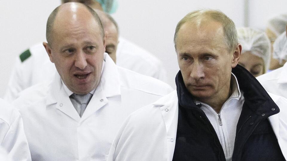 Wa 61 archív Petrohrad - Na archívnej snímke z 20. septembra 2010 ruský podnikateľ Jevgenij Prigožin (vľavo) a ruský prezident Vladimir Putin počas prehliadky jeho závodu v Petrohrade. Ruský prezident Vladimir Putin sa snaží obmedziť vplyv žoldnierskej Vagnerovej skupiny, ktorá na Ukrajine od začiatku vojny bojuje v mene Ruska. Uviedol to v analýze americký Inštitút pre štúdium vojny (ISW), na ktorý sa v pondelok 23. januára 2023 odvolal portál britskej televízie Sky News. FOTO TASR/AP
FILE -
