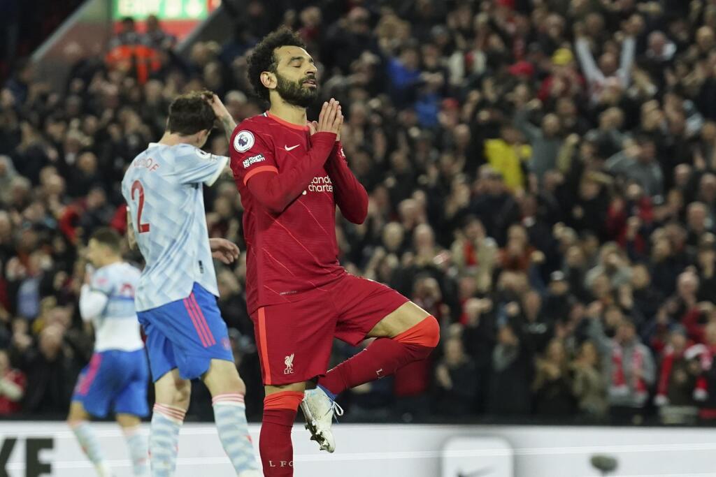 Hráč Liverpoolu Mohamed Salah oslavuje po tom, ako strelil štvrtý gól vo futbalovom zápase anglickej ligy Premier League FC Liverpool - Manchester United v Liverpoole 19. apríla 2022.