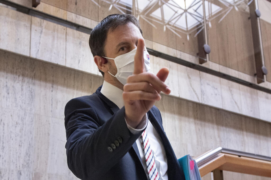 Na snímke minister financií SR Eduard Heger prichádza na 72. rokovanie vlády SR 1. februára 2021 v Bratislave. FOTO TASR - Pavel Neubauer