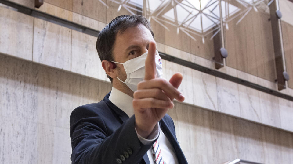 Na snímke minister financií SR Eduard Heger prichádza na 72. rokovanie vlády SR 1. februára 2021 v Bratislave. FOTO TASR - Pavel Neubauer