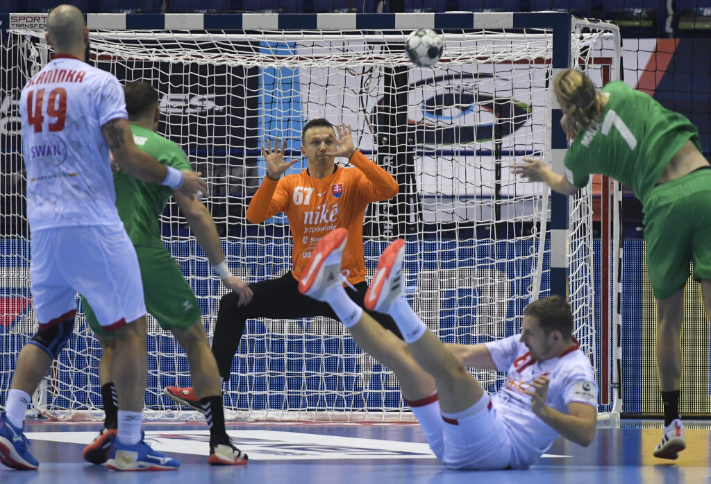 Na snímke uprostred brankár Marián Žernovič (Slovensko) v zápase základnej F-skupiny majstrovstiev Európy v hádzanej mužov Slovensko - Litva.