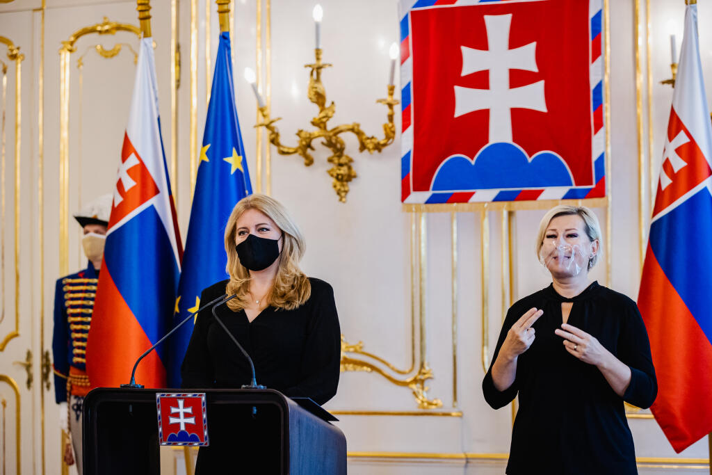 Prezidentka Zuzana Čaputová prijala olympionika Mateja Tótha pri príležitosti ukončenia jeho aktívnej športovej kariéry. Prijatia sa zúčastnil aj Tóthov tréner Matej Spišiak. Na snímke Zuzana Čaputová.