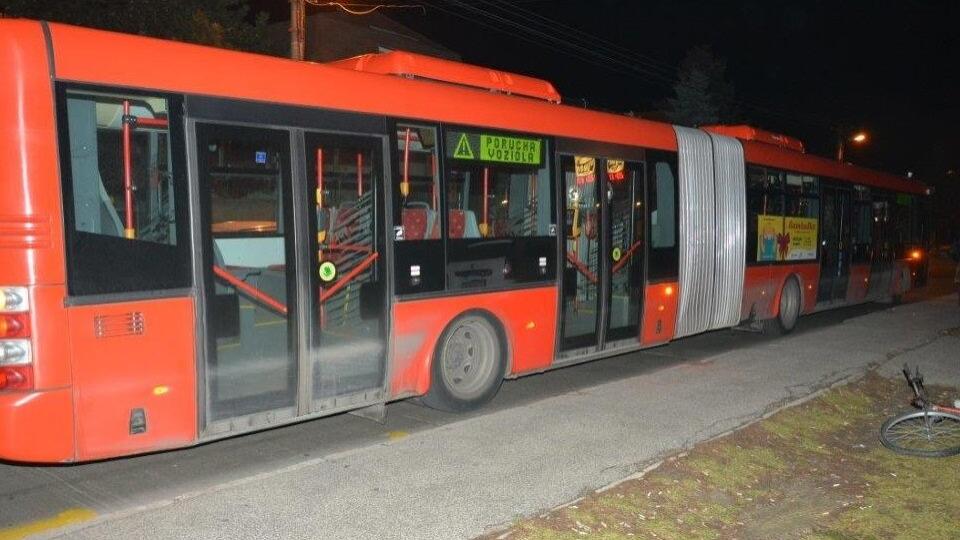 Zrážka autobusu a cyklistu mala tragický koniec.