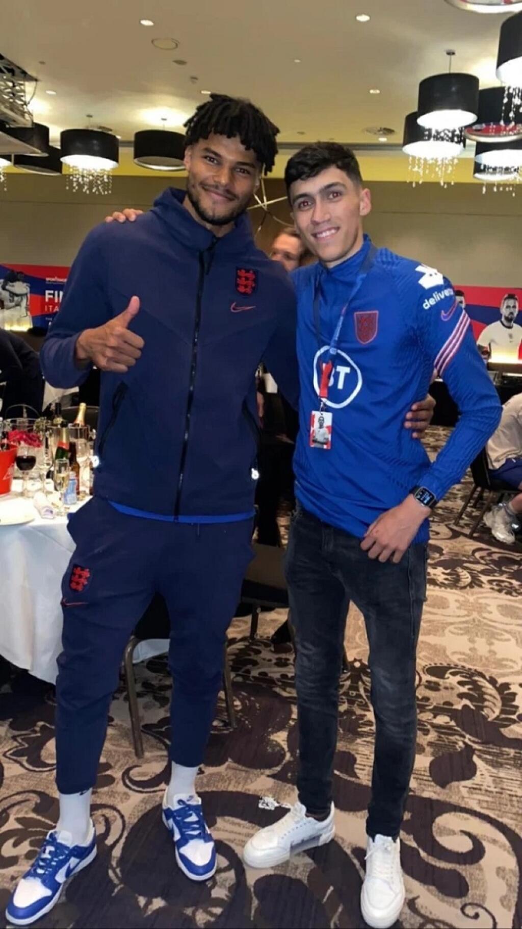 Tyrone Mings (vľavo) s úsmevom na tvári, aj napriek ťažkej prehre