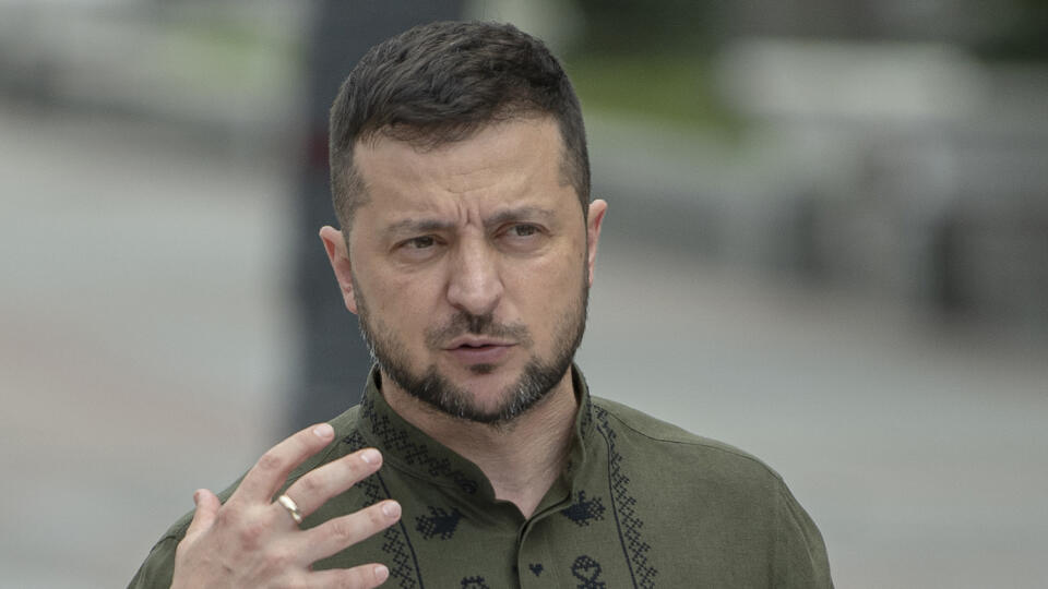 WA 47 Kyjev - Ukrajinský prezident Volodymyr Zelenskyj gestikuluje počas spoločnej tlačovej konferencie s poľským prezidentom Andrzejom Dudom v Kyjeve v utorok 23. augusta 2022. Duda pricestoval do Kyjeva v utorok ráno na pozvanie ukrajinskej hlavy štátu Volodymyra Zelenského. Ide už o piate stretnutie Dudu a Zelenského tento rok a tretie od začiatku vojny. FOTO TASR/AP
Ukrainian President Volodymyr Zelenskyy speaks during a joint news conference with Polish President Andrzej Duda in Kyiv,