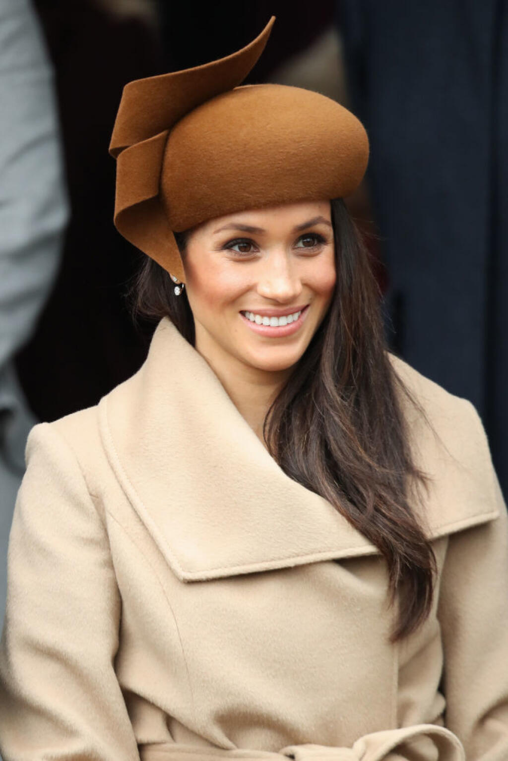Prečo Meghan Markle nosí topánky o číslo väčšie? Chytrý stylingový trik celebrít vás dostane!