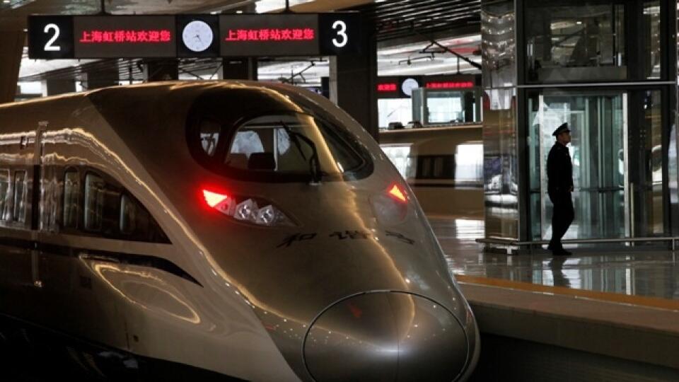 Nové rýchlovlaky typu CRH380 domácej výroby môžu dosiahnuť maximálnu rýchlosť skoro 420 km/h, čo predstavuje svetový rekord.
