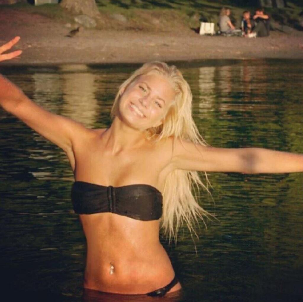 Švédska priateľka českého hokejistu Davida Pastrňáka Rebecca je poriadna dračica a môže sa pochváliť sexi krivkami.